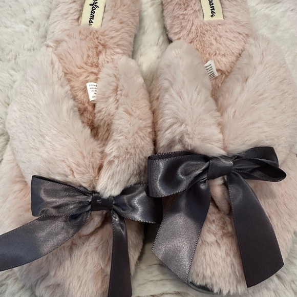 Dearfoams Women's Blush Furry Slippers with Black Bow - Picture 3 of 3